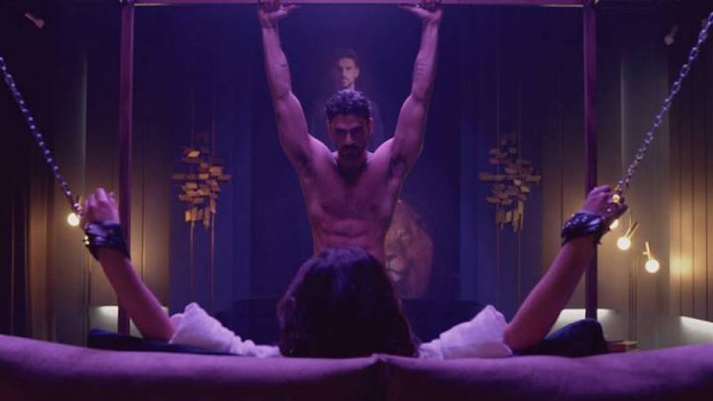 Michele Marrone as Massimo standing over Anna Maria Sieklucka as Laura in 365 dni