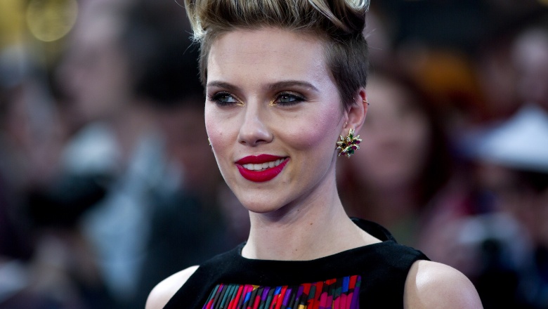 http://img2.looper.com/img/gallery/celebrities-with-weird-phobias/scarlett-johansson-birds.jpg