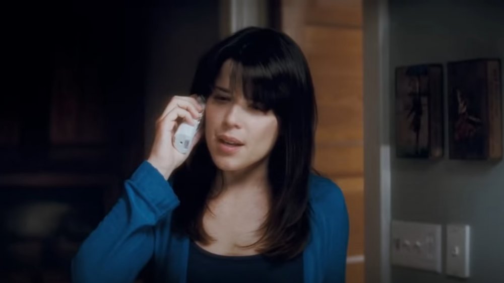Neve Campbell talks to Ghostface in Scream 4