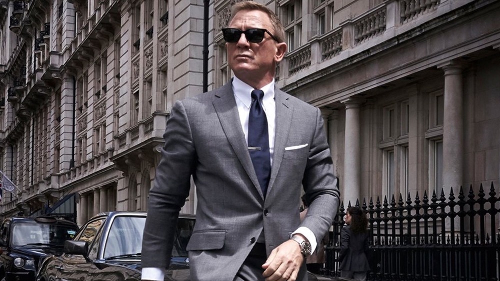Daniel Craig wears suit